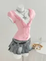 Camiseta corta rosa con volantes combinada con falda plisada de mezclilla gris detalle. - S / Tops / Rosa Claro