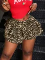 Vista de detalle de shorts vaqueros con estampado de leopardo y volantes, minifalda pantalón alta. - Estampado de leopardo