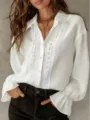 Dettaglio in primo piano della camicia bianca da donna a maniche lunghe con pizzo. - Taglia S / Bianco