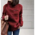 Vista detallada jersey polar acogedor para mujer con cuello alto con cremallera y bolsillo. - Burdeos
