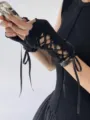 Vue détaillée de mitaines noires en tricot avec laçage, gants style Y2K lolita gothique. - Taille unique / Noir