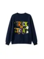 Vista detallada de la sudadera azul oscuro para niños con estampado fantasma de Halloween. - 120cm / Tops / Azul marino