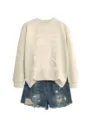 Felpa casual da donna a maniche lunghe con scollo rotondo abbinata a pantaloncini di jeans strappati. - Taglia S / Top / Colore sabbia