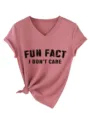 Vista detallada de camiseta rosa de mujer con cuello en V y estampado gráfico casual. - S / Tops / Oro Rosa (Gráfico Negro)