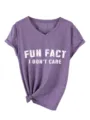 Vista detallada de la camiseta morada de cuello en V y manga corta con estampado divertido. - S / Tops / Púrpura
