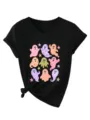 Λεπτομέρεια μαύρου T-shirt με V λαιμόκοψη και τύπωμα από χαριτωμένα φαντάσματα. - Μαύρο