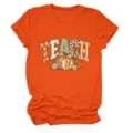 Gedetailleerd uitzicht op oranje dames t-shirt met korte mouwen en teach pompoen print top. - S / Tops / Oranje