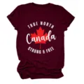 Entdecken Sie dieses stilvolle Damen Kurzarm T-Shirt mit Canada Print und Rundhalsausschnitt. - S / Oberteile / Weinrot (Weiße Buchstaben Farbgrafik)