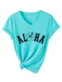 Close-up detail van casual V-hals korte mouw t-shirt met tropische bloemenprint. - S / Tops / Diep Waterblauw
