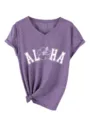 Détail du t-shirt violet à col V et manches courtes avec le motif Aloha blanc. - S / Hauts / Violet