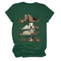 Primer plano del gráfico divertido de animales de Halloween en la camiseta verde oscura de mujer. - S / Tops / Verde Vintage