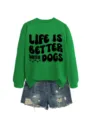 Grüner Langarm-Pullover mit niedlichem Hunde-Print kombiniert mit blauen Jeansshorts. - S / Oberteile / Grasgrün (Schwarze Schrift)