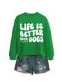 Detailansicht des grünen Sweatshirts mit Hundeprint und zerrissenen Jeansshorts. - S / Oberteile / Grasgrün (Weiße Schrift)
