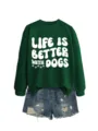 Nahaufnahme des grünen Sweatshirts mit weißem Hunde-Zitatprint und niedlichen Pfoten-Details. - S / Oberteile / Dunkelgrün
