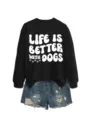 Nahaufnahme des schwarzen Sweatshirts mit weißem Hunde-Spruchdruck und weichem Stoff. - S / Oberteile / Schwarz
