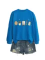 Primo piano sulla simpatica stampa di materiale artistico sulla felpa blu e sui pantaloncini. - Taglia S / Top / Blu lago
