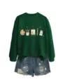 Felpa verde con stampa artistica e pantaloncini di jeans strappati per un look casual. - Taglia S / Top / Verde scuro