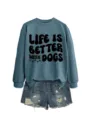 Detailansicht des blauen Sweatshirts mit Hundespruch-Grafik und Destroyed-Jeansshorts. - S / Oberteile / Blau (Schwarze Schrift)