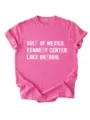 Gedetailleerd overzicht van het roze T-shirt met korte mouwen en de grafische tekst. - S / Tops / Rozerood