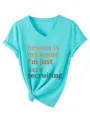 Detalle de camiseta de mujer turquesa con cuello en V y manga corta con frase. - S / Tops / Azul Agua Profunda (3812)