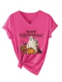 Gedetailleerd overzicht van het roze V-hals t-shirt met grappige feestdagengrafiek en knoop. - Rozerood