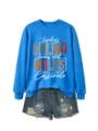 Vue détaillée d'un sweat-shirt graphique bleu pour femme avec short en jean tendance. - S / Hauts / Bleu Lac (Impression Blanche)