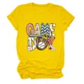 Detailansicht des gelben Damen Kurzarm T-Shirts mit Baseball Game Day Motiv und Aufdruck. - S / Oberteile / Gelb