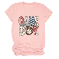 Detailansicht des lässigen pinken Damen Kurzarm T-Shirts mit Game Day Baseball Grafikprint. - S / Oberteile / Rosa