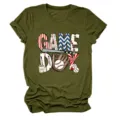 Lässiges olivgrünes Damen Kurzarm T-Shirt mit Baseball Game Day Motiv im Detail bedruckt. - S / Oberteile / Armeegrün