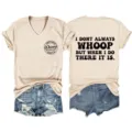 Camiseta informal de manga corta con cuello en V y divertido estampado de letras. - S / Tops / Arena