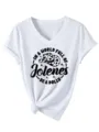 Vue détaillée du t-shirt blanc à col V et manches courtes avec imprimé graphique et nœud. - S / Hauts / Blanc