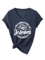 Vue detaillee du t-shirt a col V impression graphique occidentale avec ourlet noue. - S / Hauts / Bleu Marine