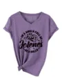 Détail de t-shirt violet à col V et manches courtes avec bel imprimé poitrine et nœud. - S / Hauts / Violet (Police Noire)