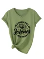 T-shirt vert à col V et manches courtes avec texte graphique et motif de chapeau de cowboy. - S / Hauts / Vert olive