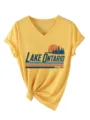 Dettaglio di una t-shirt giallo vivo a maniche corte con grafica e stampa del Lago Ontario. - Taglia S / Top / Giallo