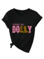 Bequemes Damen V-Ausschnitt Kurzarm T-Shirt mit raised on Dolly Grafikdruck im Detail. - Schwarz