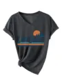 Maglietta da donna casual con scollo a V e stampa grafica del paesaggio del Lago. - grigio canapa scuro