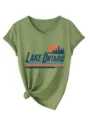 Primo piano dettagliato della t-shirt verde scollo a V da donna con stampa vintage e nodo. - Verde oliva