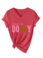 Nahaufnahme des roten V-Ausschnitt Kurzarm-T-Shirts mit raised on Dolly Grafikdruck. - Rot
