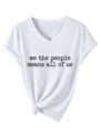 Dettagli ravvicinati della t-shirt bianca a collo V manica corta con stampa slogan. - Taglia S / Top / Bianco (Stampa Nera)