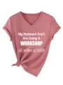 Vue détaillée du t-shirt rose à col en V et manches courtes avec imprimé et nœud. - Hauts / Or Rose (Police Blanche) / S