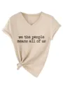 Vista dettagliata della t-shirt casual da donna con scollo a V, stampa grafica e nodo. - Taglia S / Top / Sabbia (Stampa Nera)