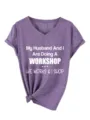 Gros plan detail du t-shirt violet a col V et manches courtes avec impression slogan drôle. - S / Hauts / Violet