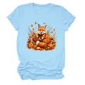 Detaillierte Nahaufnahme des niedlichen Herbstfuchs-Motivs auf dem hellblauen T-Shirt. - S / Oberteile / Hellblau