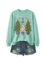 Mintgrüner Damen Sweatshirt mit Weihnachtsmotiv und stylischen Jeansshorts kombiniert. - S / Oberteile / Hellgrün