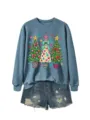 Detailansicht der weihnachtlichen Weihnachtsbaum-Grafik auf dem blauen Sweatshirt. - S / Oberteile / Blau