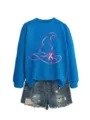 Primo piano della felpa blu con stampa cappello da strega rosa e dettaglio pantaloncini. - Taglia S / Top / Blu lago