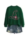 Moderna felpa verde a maniche lunghe con grafica di cappello da strega e fiocco rosa. - Taglia S / Top / Verde scuro