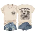 Maglietta casual da donna con scollo a V e stampa di slogan con pantaloncini di jeans. - Taglia S / Top / Colore sabbia