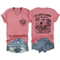 Maglietta grafica casual da donna a maniche corte con collo a V e pantaloncini in denim. - Taglia S / Top / Oro Rosa (Stampa Nera)
